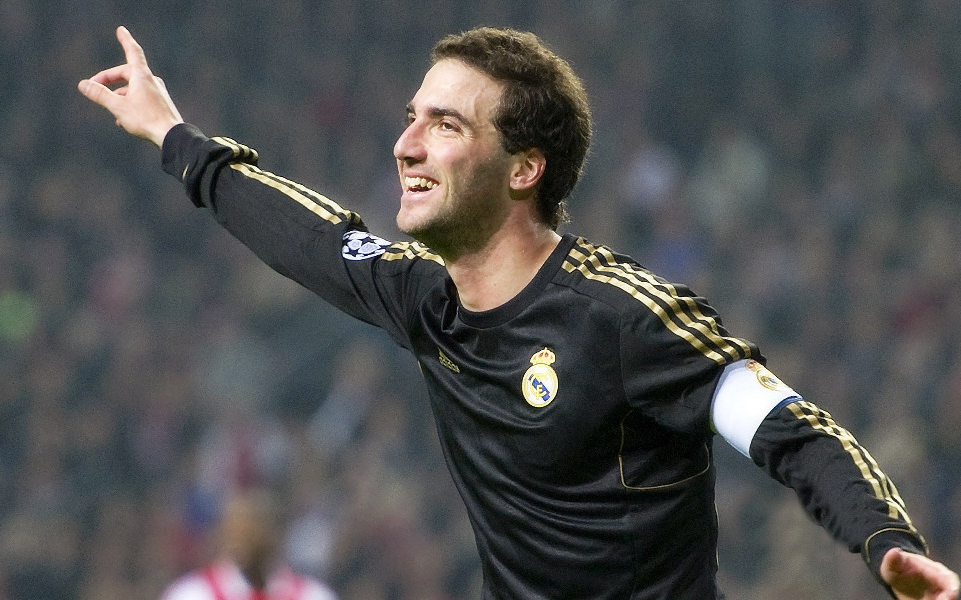 破纪录之夜！XXX运动员打破尘封20年世界纪录，创造历史新篇章