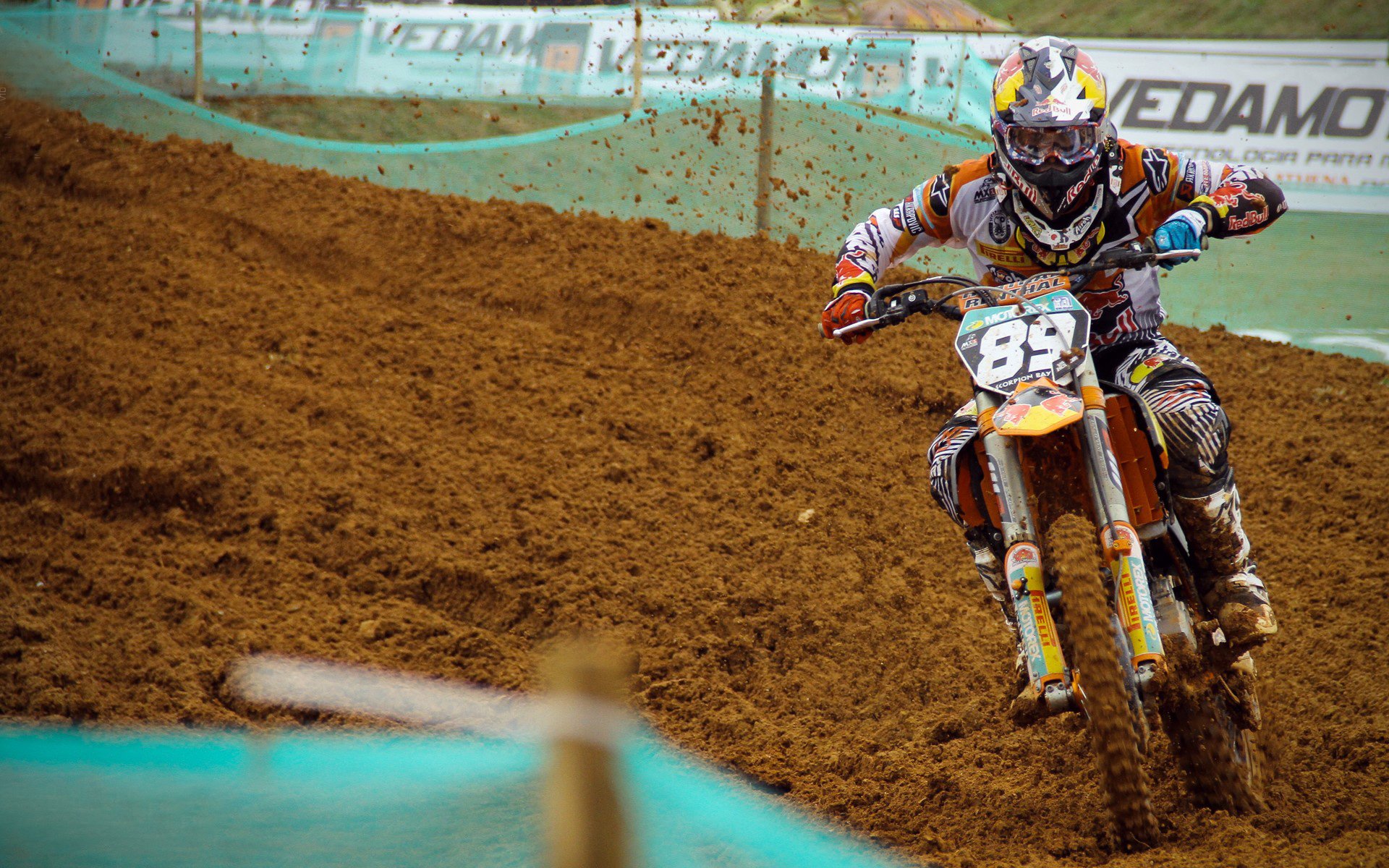 法国选手打破尘封15年游泳世界纪录 泳坛新星闪耀国际赛场