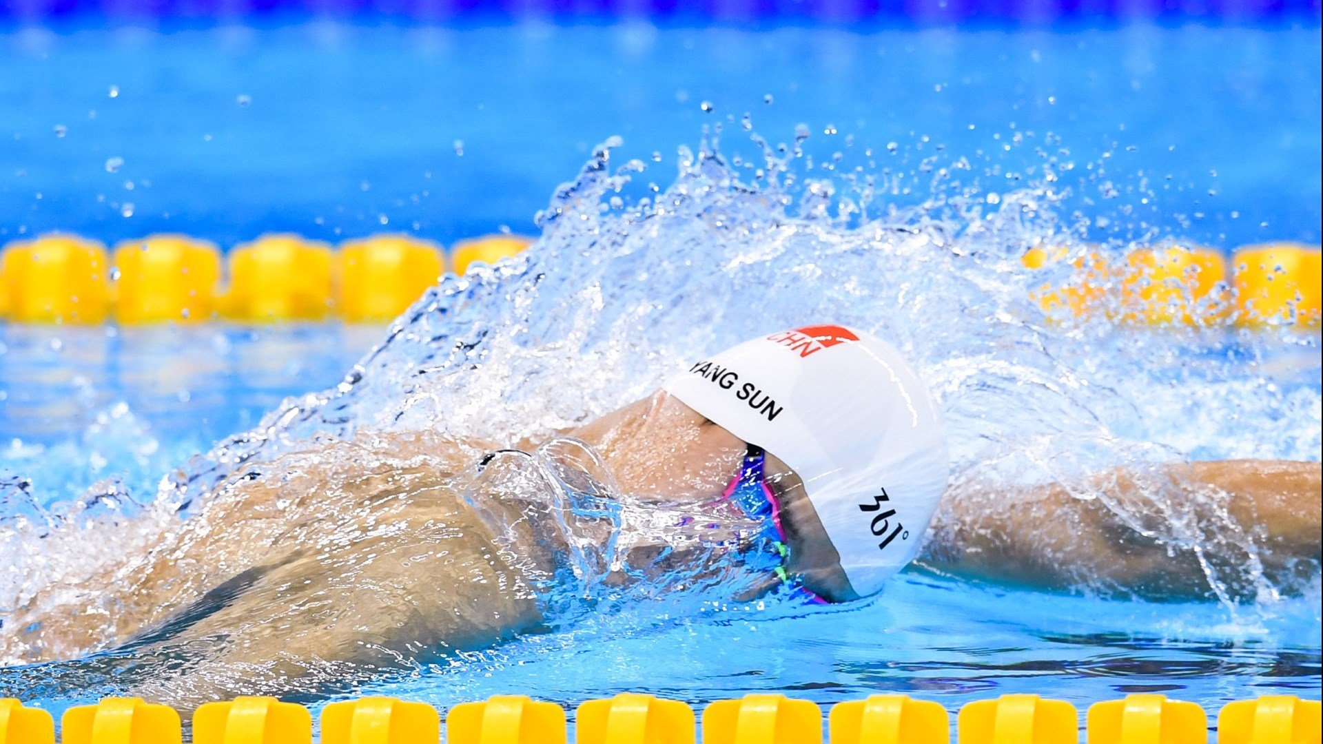 百米飞人巅峰对决 新星闪耀刷新赛季最佳成绩